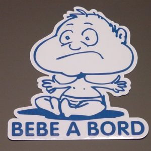AUTOCOLLANT "BEBE A BORD"  BLEU
Dimensions : 110 x 125 mm