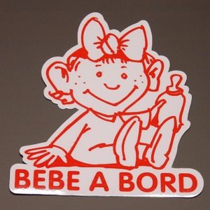 AUTOCOLLANT "BEBE A BORD" ROUGE
Dimensions : 110 x 125 mm