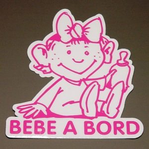 AUTOCOLLANT "BEBE A BORD"  ROSE
Dimensions : 110 x 125 mm