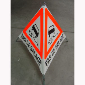 TREPIED REPLIABLE EN TOILE 900 mm
symbole A,8  texte   "PAS DE SALAGE"