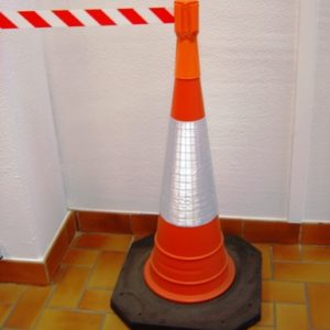CONE EN PVC ROUGE/BLANC RF  H=1000 mm
+ DEROULEUR ROUGE/BLANC 4 m