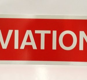 FLECHE EN ALUMINIUM PLAT : 3 MM,DIMENSIONS: 1000 X 264 MM,"DEVIATION"  ---> VERS LA DROITE !