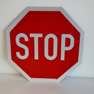 OCTOGON. EN ALUMINIUM PLAT : 2 MM,DIMENSIONS : 500 x 500 mm,"S T O P - B,2A"