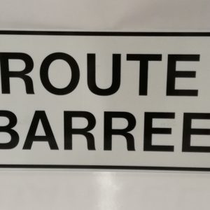 RECTANGLE EN ALUMINIUM PLAT : 2 MM,
DIMENSIONS: 600 x 300 x 2 MM,
BLANC / NOIR
ROUTE BARREE