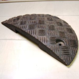 1/2 RALENTISSEUR ARRONDIS NOIR 50 MM
(250 x 420 MM)