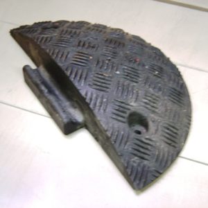 1/2 RALENTISSEUR ARRONDIS NOIR 50 MM
(250 x 420 MM)