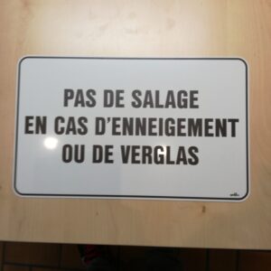 RECTANGLE EN ALUMINIUM PLAT BLANC : 2 MM, DIMENSIONS: 410 x 250 MM,R20 MM"PAS DE SALAGE EN CAS D'ENNEIGEMENT OU DE VERGLAS"